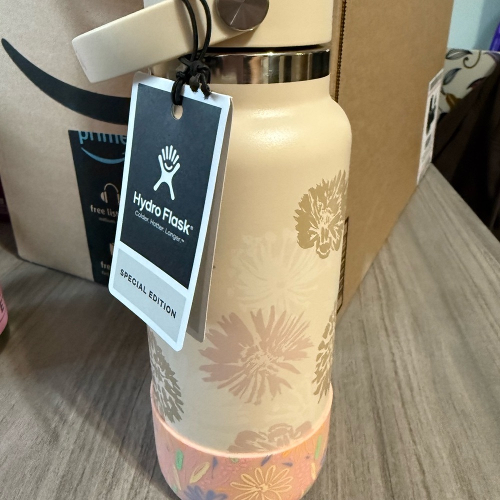 Hydro Flask Beige Floral Water Bottle